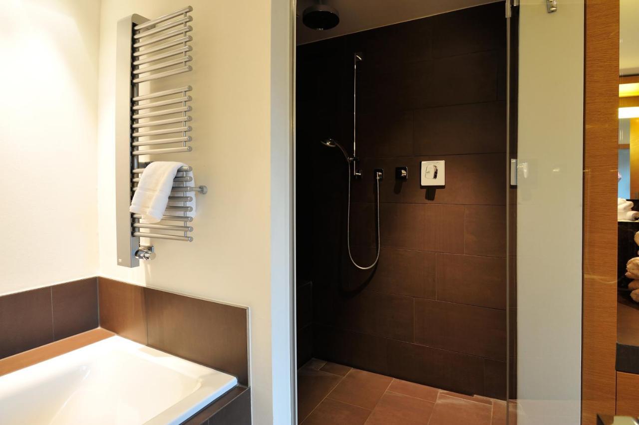 Schlossgut Groß Schwansee Exterior foto A shower cubicle