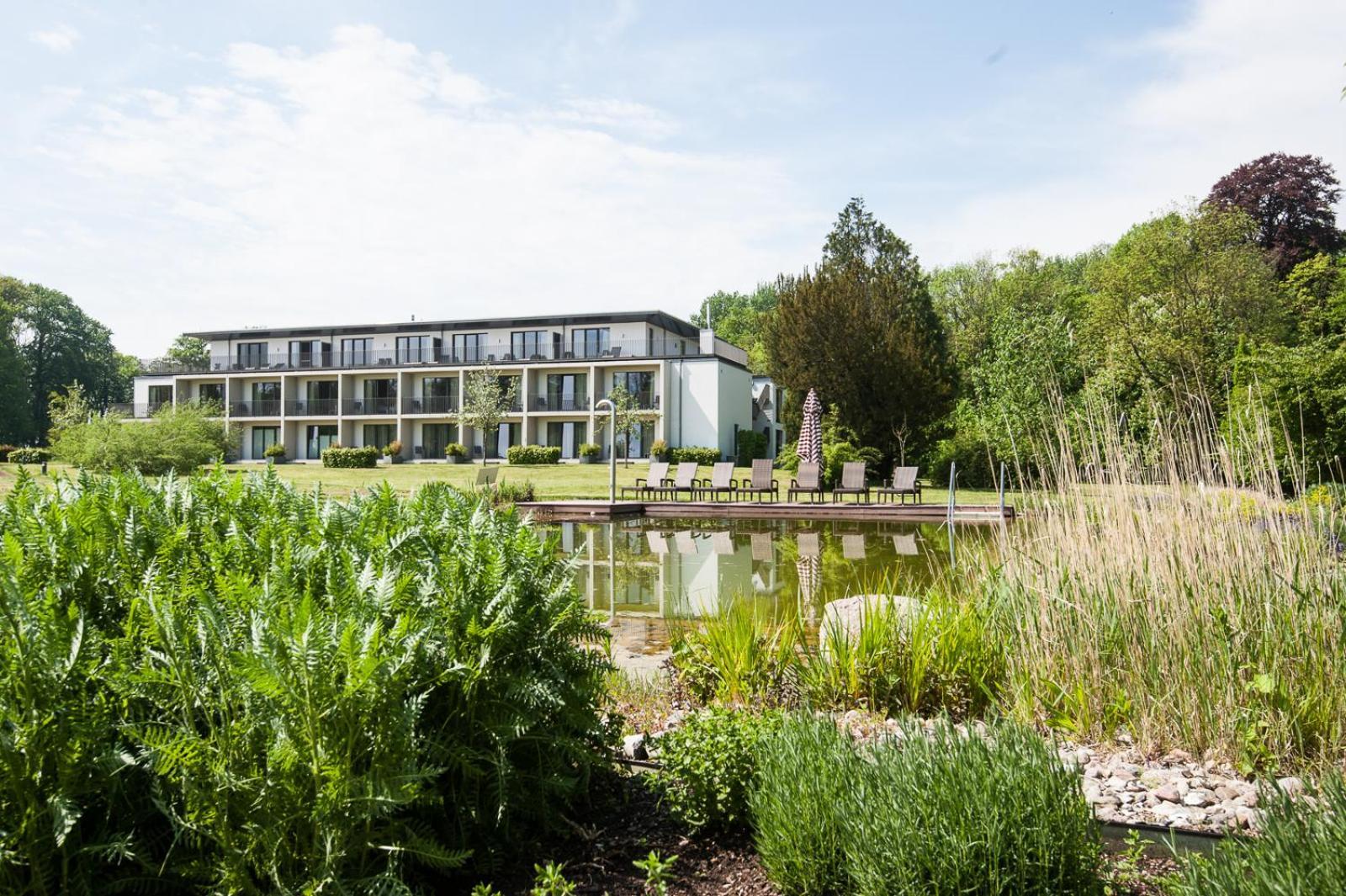 Schlossgut Groß Schwansee Exterior foto The new building of the University of Applied Sciences