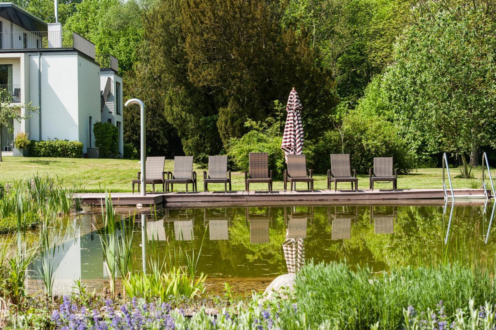 Schlossgut Groß Schwansee Exterior foto The swimming pond