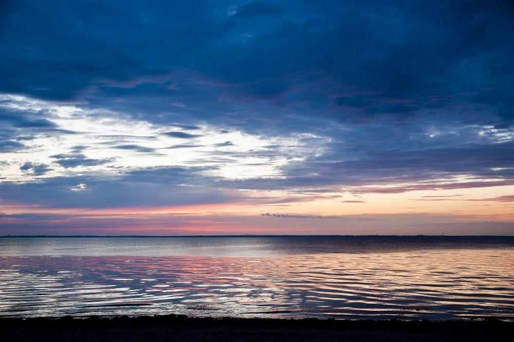 Schlossgut Groß Schwansee Exterior foto Sunset over the Gulf of Riga
