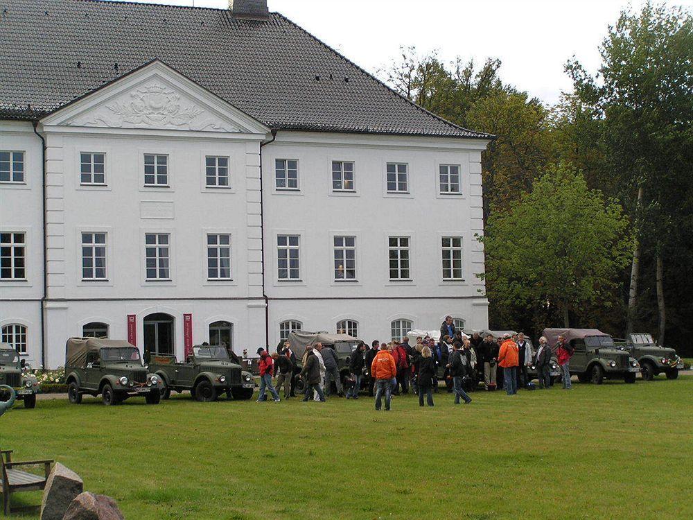 Schlossgut Groß Schwansee Exterior foto The former officers' mess