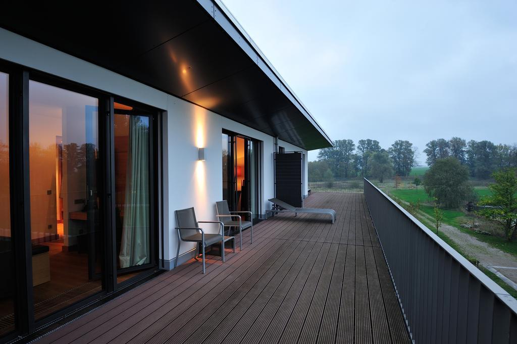 Schlossgut Groß Schwansee Exterior foto A balcony