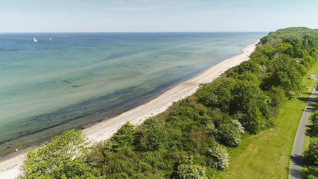 Schlossgut Groß Schwansee Exterior foto The coast of the peninsula