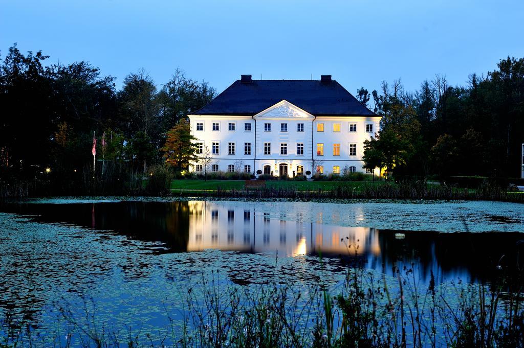 Schlossgut Groß Schwansee Exterior foto The manor house of the former estate of Kaden