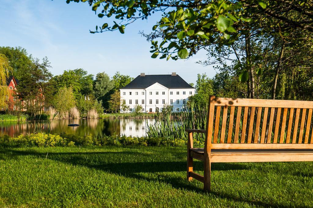 Schlossgut Groß Schwansee Exterior foto The manor house