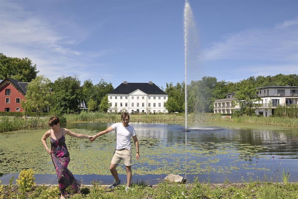 Schlossgut Groß Schwansee Exterior foto The lake at the centre of the village