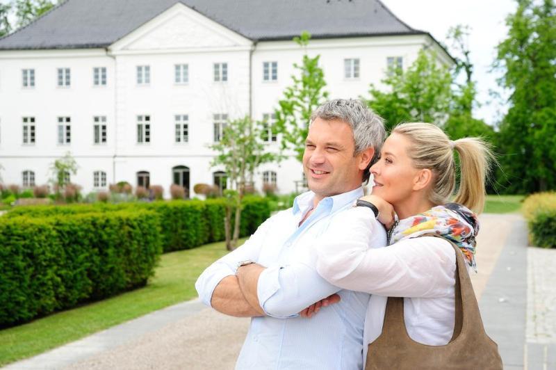 Schlossgut Groß Schwansee Exterior foto A couple