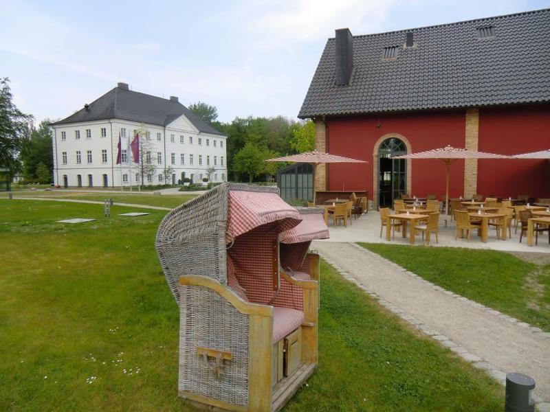 Schlossgut Groß Schwansee Exterior foto The German Clock Museum