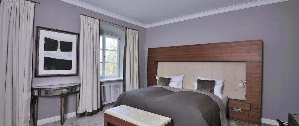 Schlossgut Groß Schwansee Exterior foto A bedroom